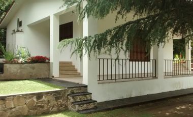 AT84. CASA A MTS DEL RIO CON PILETA, QUINCHO (8 PAX)