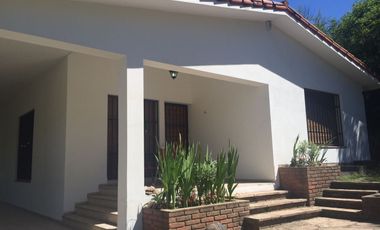 AT84. CASA A MTS DEL RIO CON PILETA, QUINCHO (8 PAX)