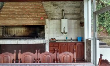 AT84. CASA A MTS DEL RIO CON PILETA, QUINCHO (8 PAX)