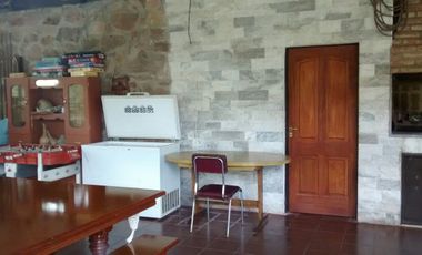 AT84. CASA A MTS DEL RIO CON PILETA, QUINCHO (8 PAX)