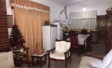 AT84. CASA A MTS DEL RIO CON PILETA, QUINCHO (8 PAX)
