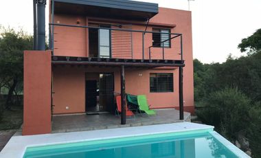 AT108. CUESTA BLANCA. HERMOSA CASA CON PILETA Y GRAN VISTA (3/4 PAX)