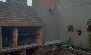 Casa en venta de 2 dormitorios c/ cochera en Ramos Mejía