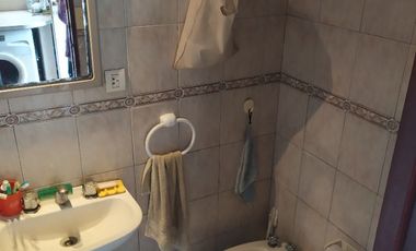 Chalet en venta 4 ambientes c/ cochera . Caisamar. Permuta por menor valor