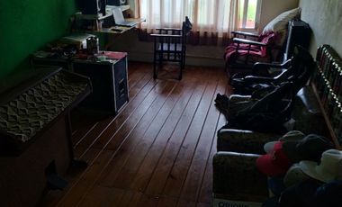 Chalet en venta 4 ambientes c/ cochera . Caisamar. Permuta por menor valor