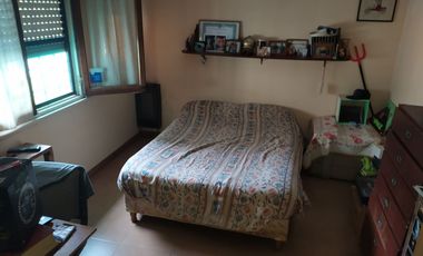 Chalet en venta 4 ambientes c/ cochera . Caisamar. Permuta por menor valor