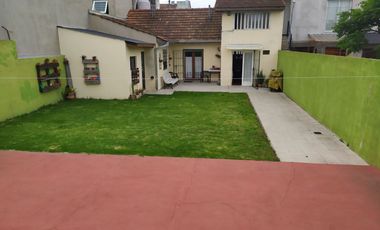Chalet en venta 4 ambientes c/ cochera . Caisamar. Permuta por menor valor