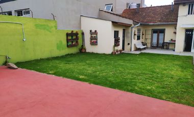 Chalet en venta 4 ambientes c/ cochera . Caisamar. Permuta por menor valor