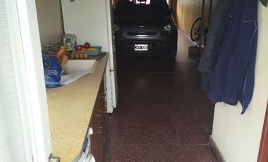 Chalet en venta 4 ambientes c/ cochera . Caisamar. Permuta por menor valor
