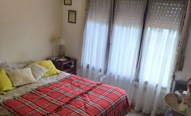 Chalet en venta 4 ambientes c/ cochera . Caisamar. Permuta por menor valor
