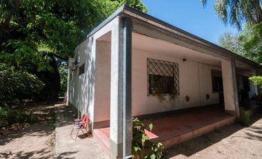 VENTA CASA CON AMPLIO TERRENO, PILETA Y GALPÓN