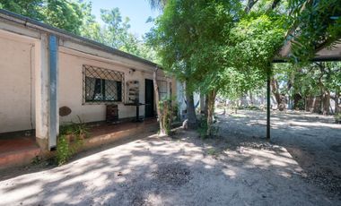 VENTA CASA CON AMPLIO TERRENO, PILETA Y GALPÓN