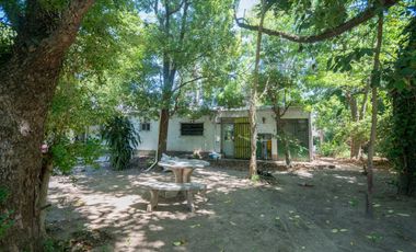 VENTA CASA CON AMPLIO TERRENO, PILETA Y GALPÓN