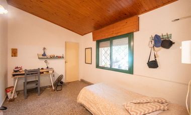 VENTA CASA CON AMPLIO TERRENO, PILETA Y GALPÓN