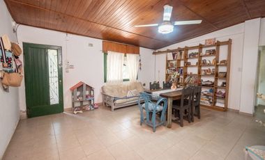 VENTA CASA CON AMPLIO TERRENO, PILETA Y GALPÓN
