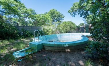 VENTA CASA CON AMPLIO TERRENO, PILETA Y GALPÓN