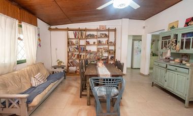 VENTA CASA CON AMPLIO TERRENO, PILETA Y GALPÓN