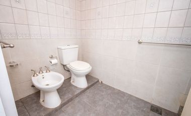 VENTA CASA CON AMPLIO TERRENO, PILETA Y GALPÓN