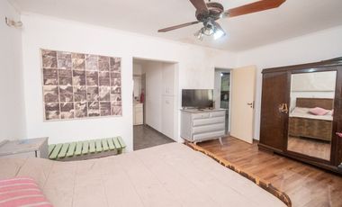VENTA CASA CON AMPLIO TERRENO, PILETA Y GALPÓN