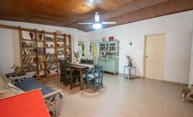 VENTA CASA CON AMPLIO TERRENO, PILETA Y GALPÓN