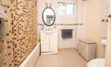 VENTA CASA CON AMPLIO TERRENO, PILETA Y GALPÓN