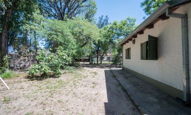 VENTA CASA CON AMPLIO TERRENO, PILETA Y GALPÓN