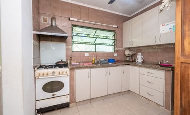 VENTA CASA CON AMPLIO TERRENO, PILETA Y GALPÓN