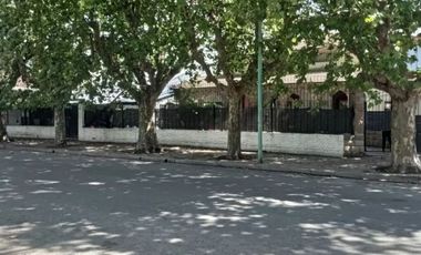 Chalet en venta de 8 dormitorios c/ cochera en La Perla