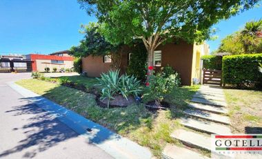 Venta Monte Grande  Casa de 2 dormitorios c/ cochera Condominio Los Robles
