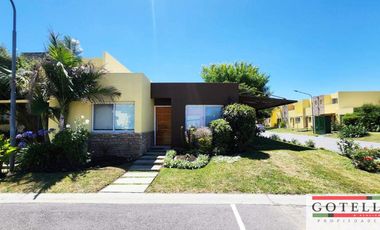 Venta Monte Grande  Casa de 2 dormitorios c/ cochera Condominio Los Robles