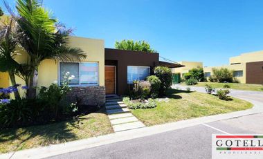 Venta Monte Grande  Casa de 2 dormitorios c/ cochera Condominio Los Robles