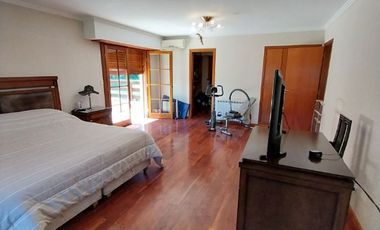 IMPORTANTE CHALET EN VENTA - GAS NATURAL CONECTADO - ZONA CAPILLA