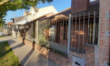 BAJO SU VALOR - CHALET 4 AMB. EN VENTA EN MAR DEL PLATA