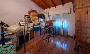 Venta casa 4 amb,con cochera y parrilla F.Varela