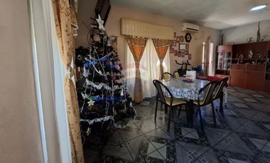 Venta casa 4 amb,con cochera y parrilla F.Varela