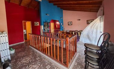 Venta casa 4 amb,con cochera y parrilla F.Varela