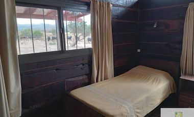00261 CABAÑA DE DOS DORMITORIOS  EN LOS MORTERITOS.-
