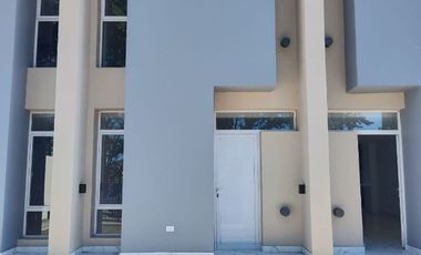 Dúplex en venta de 2 dormitorios c/ cochera en Plottier