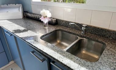 Casa en venta de 4 dormitorios c/ cochera en Los Perales