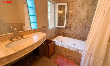 Casa en venta de 4 dormitorios c/ cochera en Los Perales