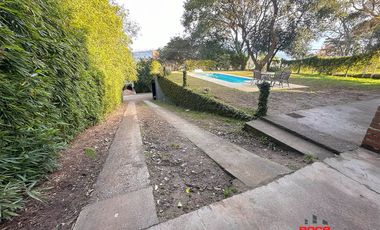 Casa en venta de 4 dormitorios c/ cochera en Los Perales