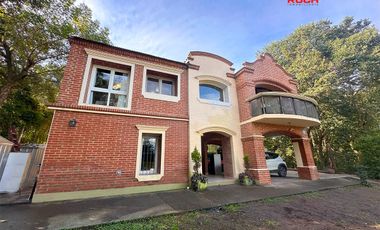 Casa en venta de 4 dormitorios c/ cochera en Los Perales