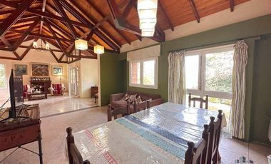 Casa en venta de 4 dormitorios c/ cochera en Los Perales