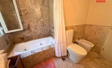 Casa en venta de 4 dormitorios c/ cochera en Los Perales