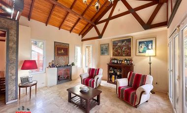 Casa en venta de 4 dormitorios c/ cochera en Los Perales