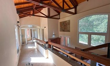 Casa en venta de 4 dormitorios c/ cochera en Los Perales