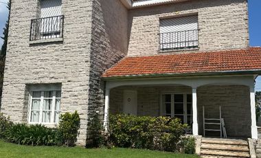 Imporante casa sobre 798m2, en barrio stella maris