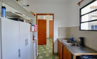 GALPÓN Y CASA EN VENTA LA PLATA 3 DORMITORIOS