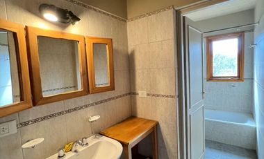 Chalet en alquiler temporario de 3 dormitorios , quincho y    cochera en San Martin de los Andes