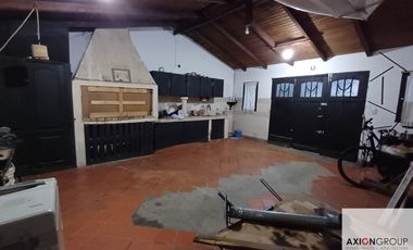 73 E/ 121 y 122-Casa en venta a reciclar de 4 dormitorios + depto nuevo